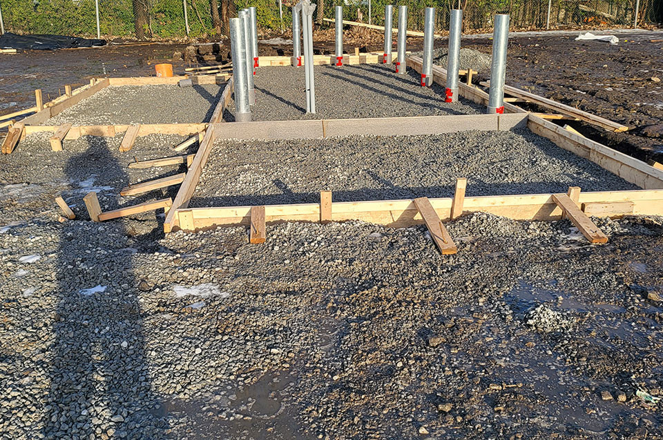 Dalle de béton pot tank d’essence avec bollards