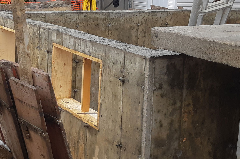 Coffrage bétonnage murs de fondation extension maison